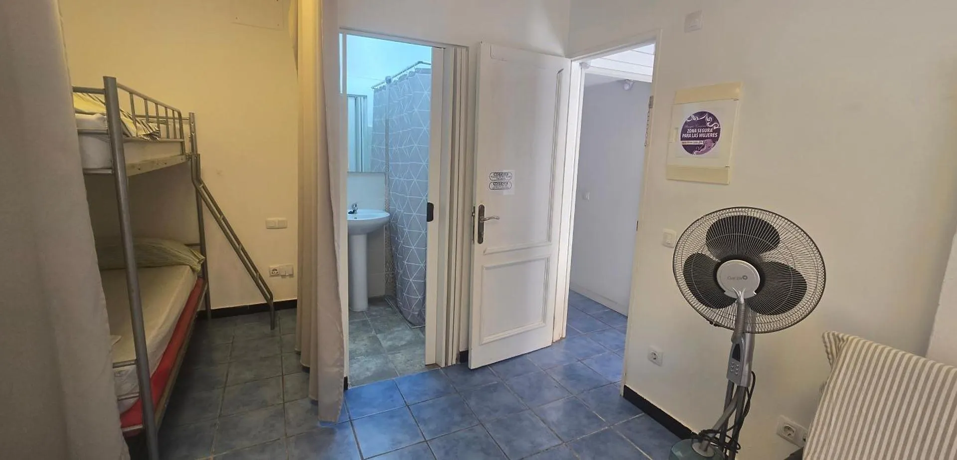 Albergue Cristina Habitaciones Con Bano Privado Y Mini Cocina Corralejo 0*,  Spain